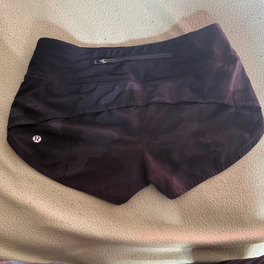 LuluLemon Women’s Black Camo Active Running Shorts - Picture 3 of 3
